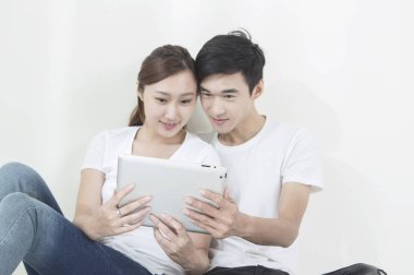 Gülümseyen bir tablet vasıl arıyorum Genç çift