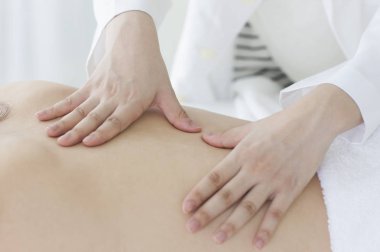 Çin bir doktor tarafından yaptığı masajdan sonra Genç Asyalı kadın