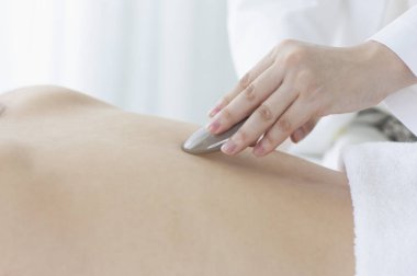 Bir sırt masajı sahip Genç Asyalı kadın