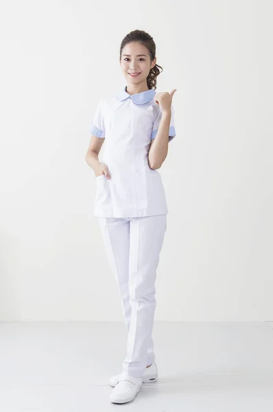Jonge Verpleegster Handen Omhoog Glimlachen Naar Camera — Stockfoto