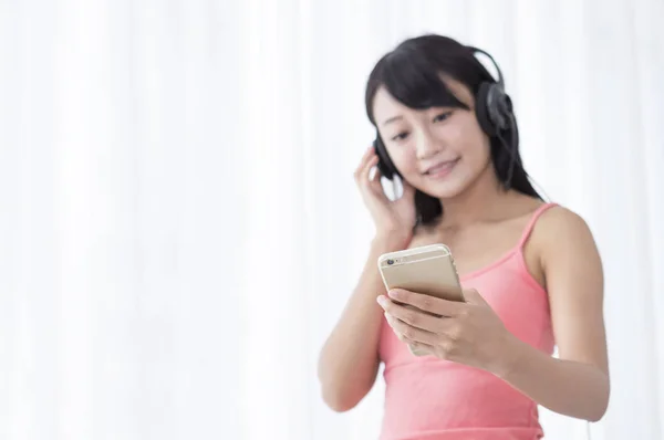 Giovane Ragazza Che Indossa Una Cuffia Sorride Ascoltando Musica Con — Foto Stock