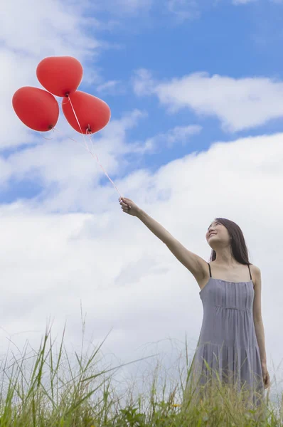 Jovem Mulher Asiática Segurando Balão Olhando Para Ele — Fotografia de Stock