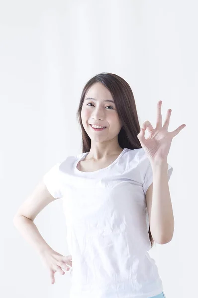 年轻的亚洲女人的手摆出好的姿势 对着镜头微笑 — 图库照片