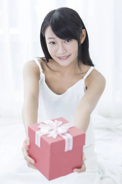 Retrato Bonito Jovem Mulher Com Caixa Presente Quarto — Fotografia de Stock