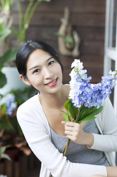 Mujer Joven Sosteniendo Una Flor Sonriendo Cámara — Foto de Stock