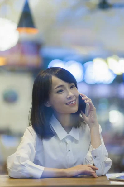 Jovem Mulher Asiática Vestindo Terno Sorrindo Falando Telefone Olhando Para — Fotografia de Stock