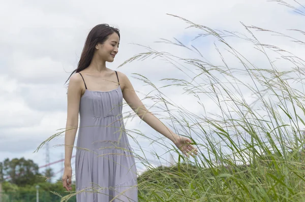 花に触れる若いアジア女性の手 — ストック写真