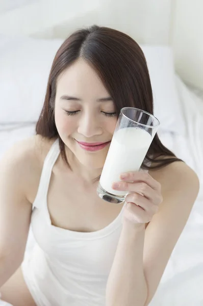 Jovem Mulher Asiática Segurando Copo Leite Sorrindo — Fotografia de Stock