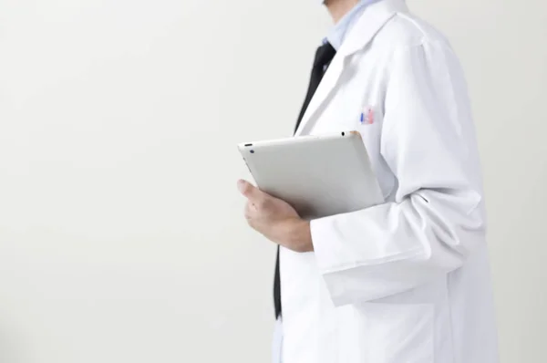 Jovem Médico Segurando Laptop Olhando Para Longe — Fotografia de Stock