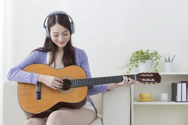 Giovane Donna Asiatica Una Giacca Viola Indossa Una Cuffia Sorridente — Foto Stock