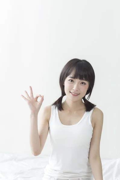Jeune Femme Asiatique Portant Une Robe Blanche Mains Faisant Une — Photo