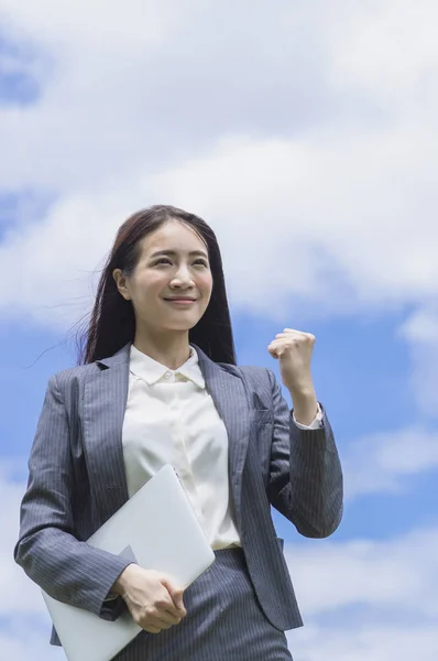 Jovem Mulher Asiática Vestindo Terno Mãos Para Cima Sorrindo Olhando — Fotografia de Stock