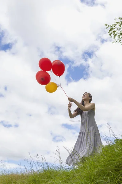 Junge Asiatische Frau Hält Einen Luftballon Und Lächelt Ihn — Stockfoto