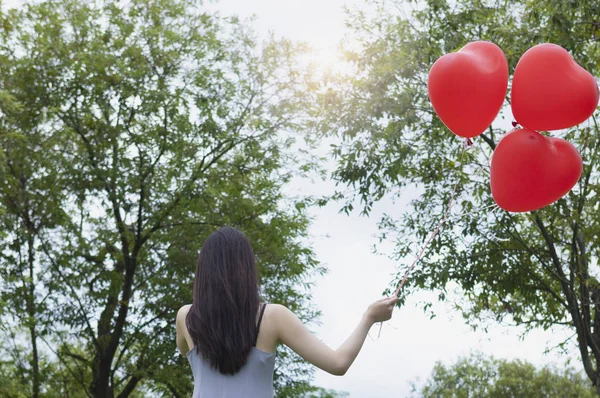 Jovem Ásia Mulher Segurando Balões Mostrando Ela Volta Para Câmara — Fotografia de Stock