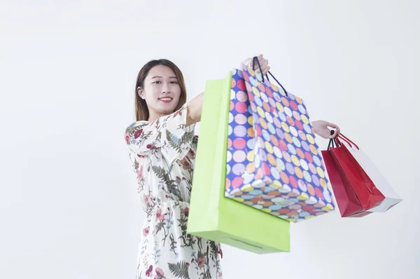 Mujer Joven Sosteniendo Algunas Bolsas Compra Sonriendo Cámara —  Fotos de Stock