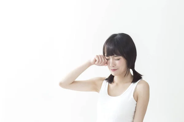Beyaz Elbise Yardım Gözlerinde Giyen Ağlayan Genç Asyalı Kadın — Stok fotoğraf