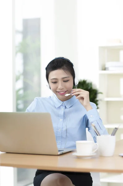 Jeune Femme Costume Souriant Parlant Téléphone — Photo