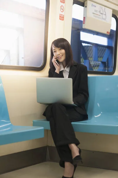 Jovem Mulher Asiática Vestindo Terno Tomando Mrt Segurando Seu Laptop — Fotografia de Stock