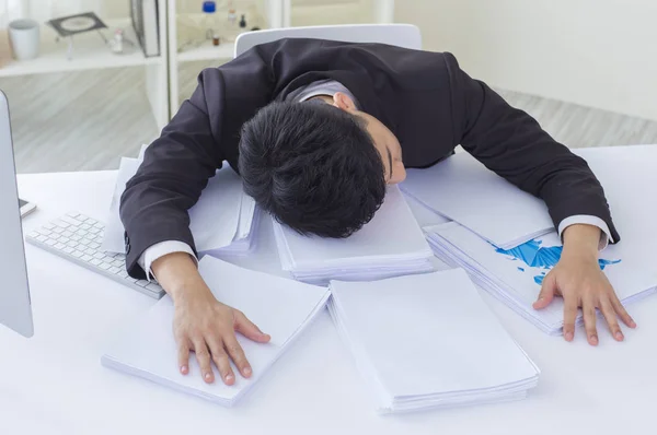 Jovem Asiático Vestindo Terno Deitado Mesa Parecendo Cansado — Fotografia de Stock