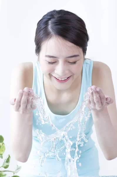 Joven Asiática Lavándose Cara Sonriendo Cámara — Foto de Stock