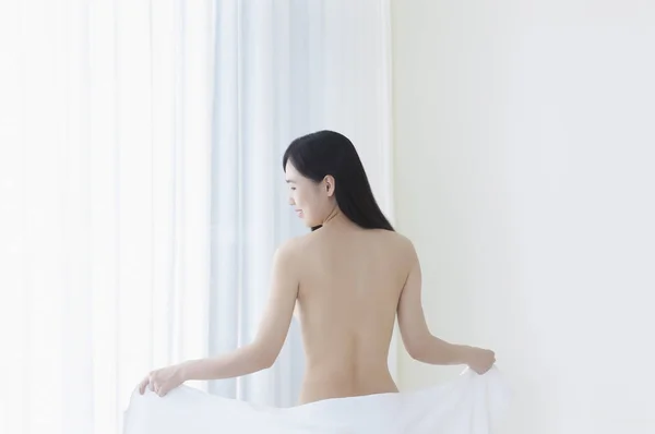 年轻的亚洲女子将自己的裸体展示回镜头 — 图库照片