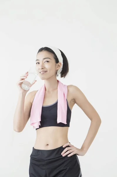 Joven Mujer Asiática Bebiendo Agua Sonriendo Mirando Hacia Otro Lado —  Fotos de Stock