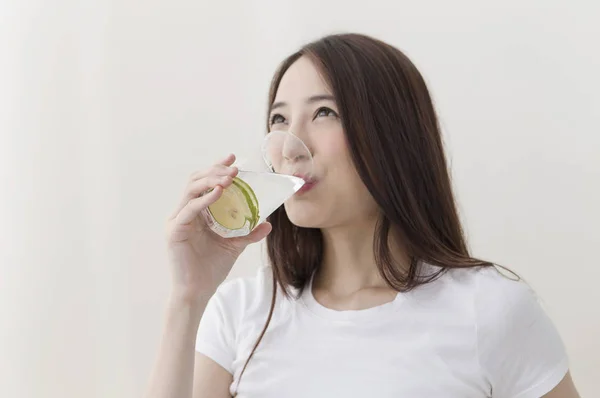 Junge Asiatische Frau Trinkt Eine Limonade Und Lächelt — Stockfoto