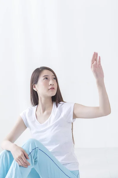 Joven Mujer Asiática Manos Arriba Mirando Hacia Otro Lado — Foto de Stock