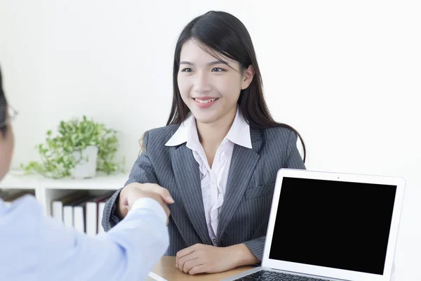 Jovem Mulher Asiática Terno Sorrindo Apertando Mãos Com Seus Clientes — Fotografia de Stock