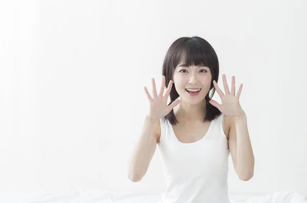 Mujer Asiática Joven Con Vestido Blanco Manos Abiertas Sonriendo Cámara —  Fotos de Stock