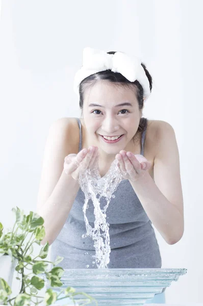 Jovem Mulher Asiática Lavando Rosto Sorrindo Para Câmera — Fotografia de Stock