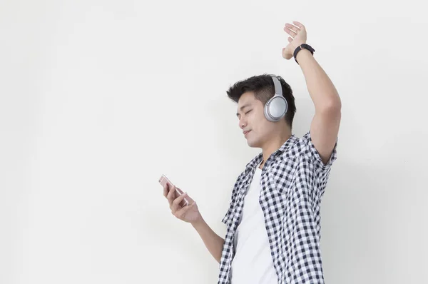 Молодой Человек Рубашке Поднятыми Руками Слушает Музыку — стоковое фото