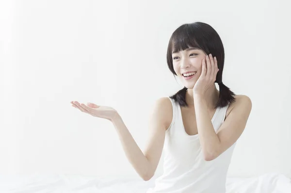 Joven Mujer Asiática Usando Vestido Blanco Mano Arriba Sonriendo —  Fotos de Stock