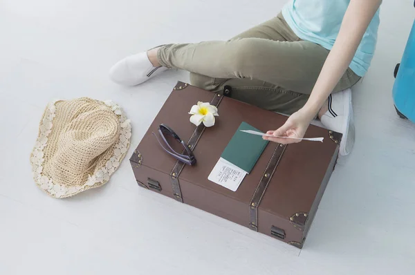 Junge Frau Sitzt Auf Dem Boden Neben Koffer Und Hut — Stockfoto