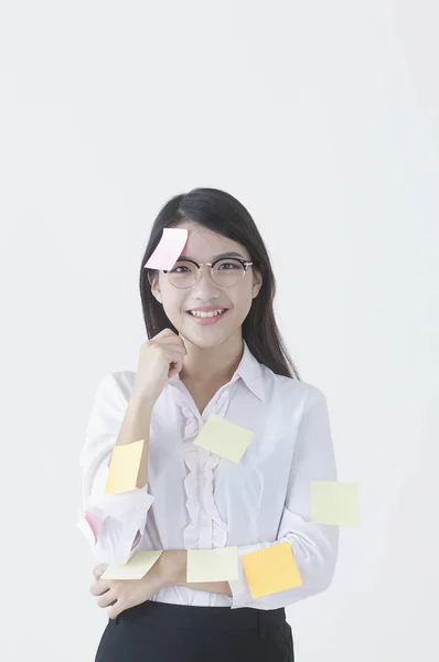 Jonge Aziatische Vrouw Dragen Een Pak Die Door Kleverige Nota — Stockfoto