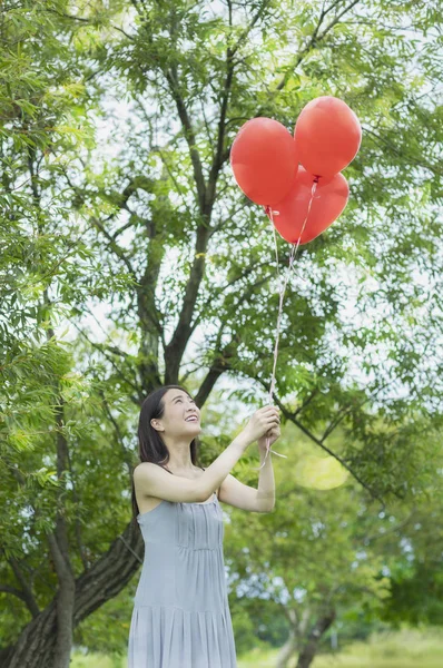 Jovem Mulher Asiática Segurando Balão Sorrindo Olhando Para Ele — Fotografia de Stock