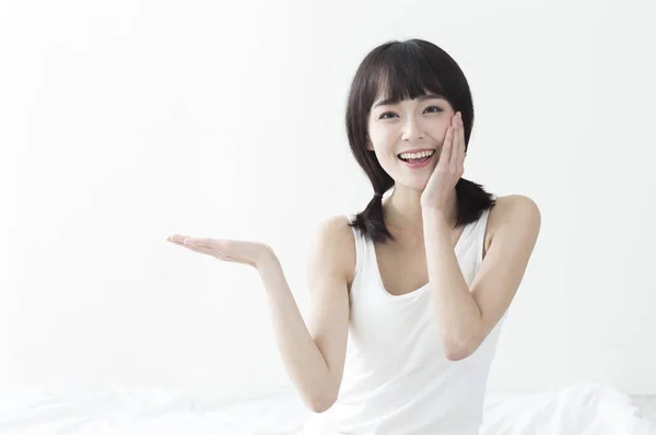 Yukarı Gülümseyen Bir Beyaz Giyen Genç Asyalı Kadın Elbise Eller — Stok fotoğraf