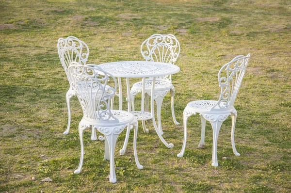 White Table Chairs Outdoor Green Lawn — Stockfoto