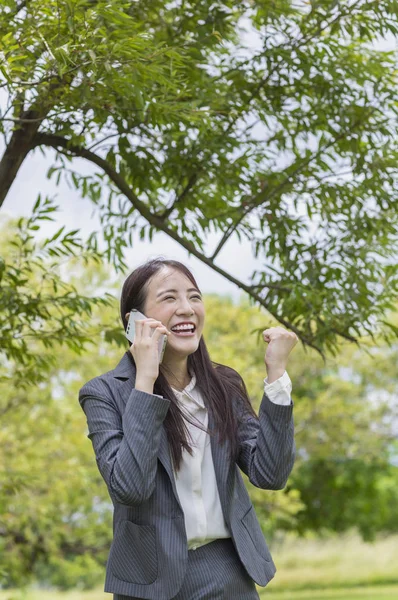 Jovem Ásia Mulher Vestindo Terno Sorrindo Falando Telefone Mãos Para — Fotografia de Stock