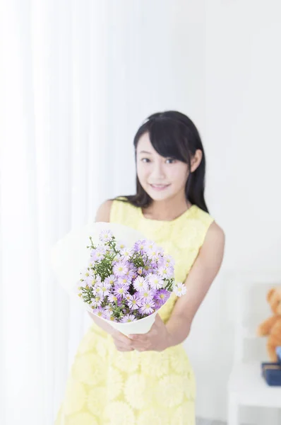 Chica Joven Sosteniendo Una Flor Sonriendo Mirando Hacia Otro Lado — Foto de Stock