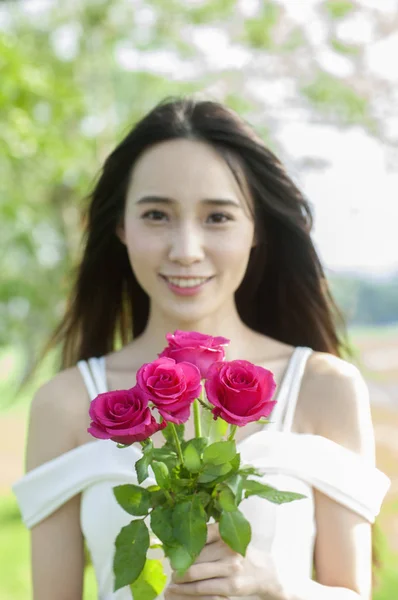 Jeune Femme Asiatique Dans Une Robe Blanche Tenant Une Fleur — Photo