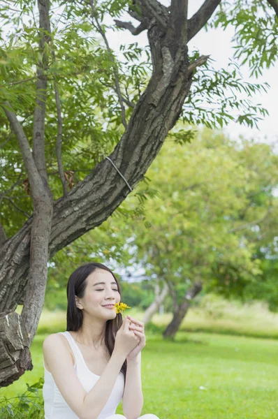 Ung Asiatisk Kvinna Håller Blomma Och Leende Lukta Det — Stockfoto
