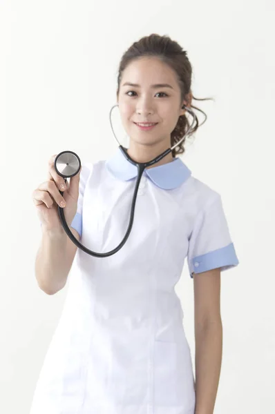 Jovem Enfermeira Usando Estetoscópio Sorrindo Para Câmera — Fotografia de Stock
