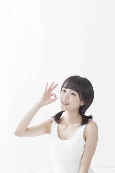 Joven Mujer Asiática Con Vestido Blanco Manos Haciendo Una Pose — Foto de Stock