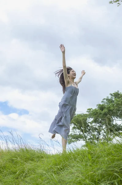 Jovem Mulher Asiática Saltar Para Cima Alto Sorrindo Olhando Para — Fotografia de Stock