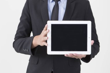 Takım elbiseli bir tablet holding ve kameraya gösteren genç adam