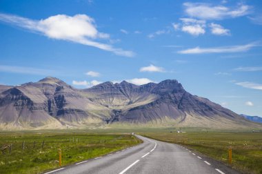 Doğanın güzel manzaralı boş yol