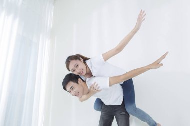 Genç çift eller yukarı ve gülümseyen uzağa arıyorsunuz,