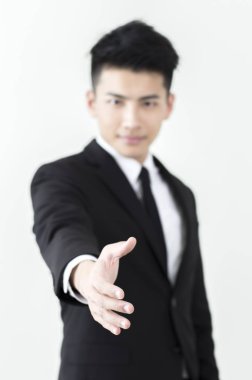 Genç Asyalı adam kameraya arıyorum ve el sallamak hazır bir takım elbise