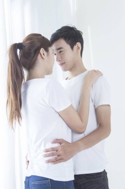 Genç çift birbirine sarılıyor.